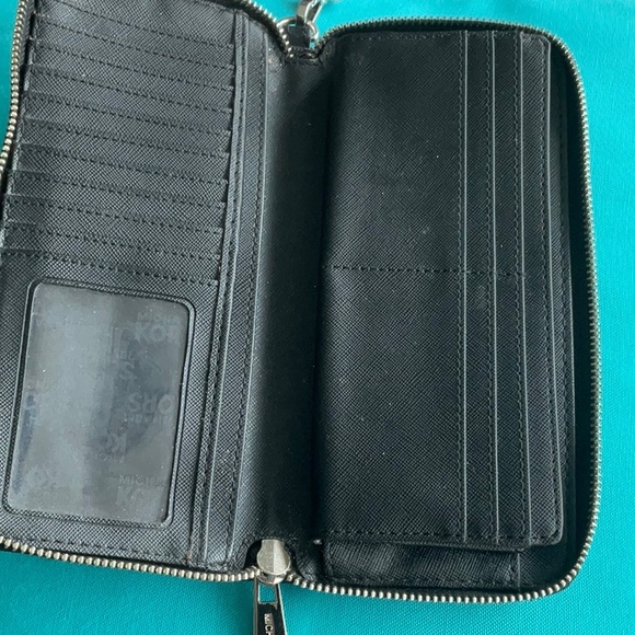 Michael Kors wallet - Picture 5 of 10